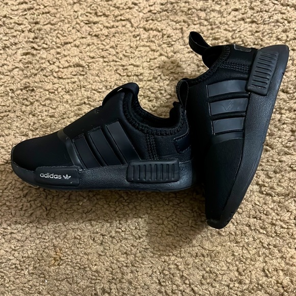 Toddler Adidas size 6C only worn a handful of times still like new - Picture 3 of 3